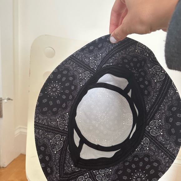 Bucket hat from Adika - Picture 3 of 4